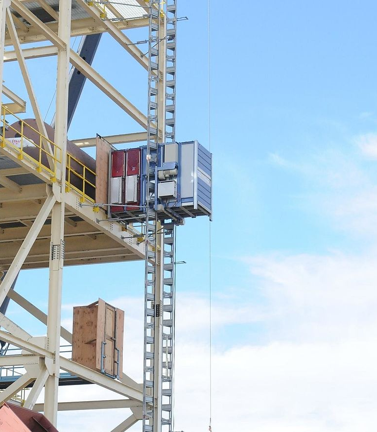 Person og materialheis kapasitet < 2000 kg