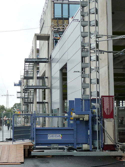 Person og materialheis kapasitet < 2000 kg