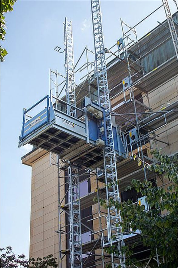 Person og materialheis kapasitet < 2000 kg