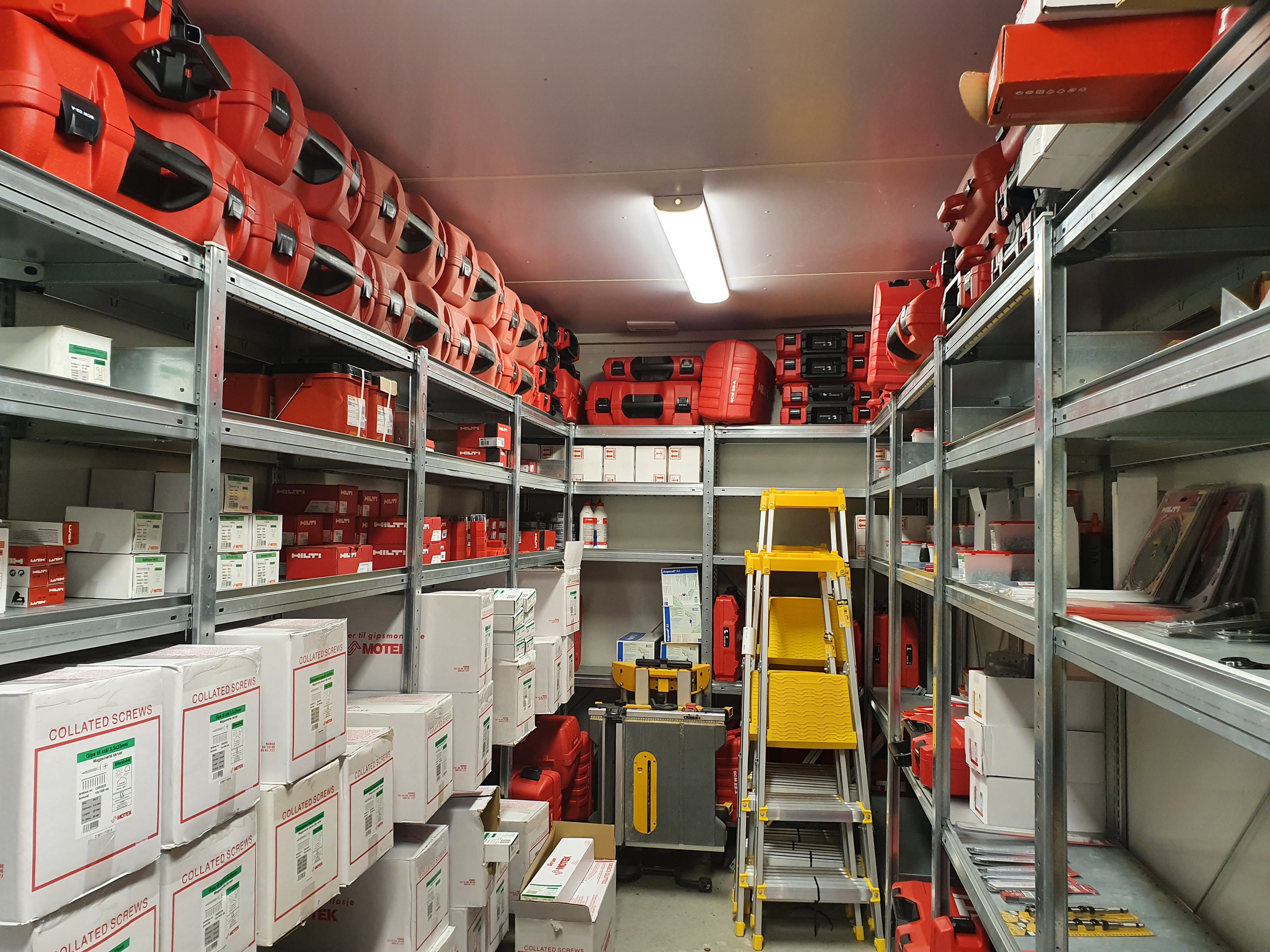 Container < 20' isolert m/El., reol og gangdør